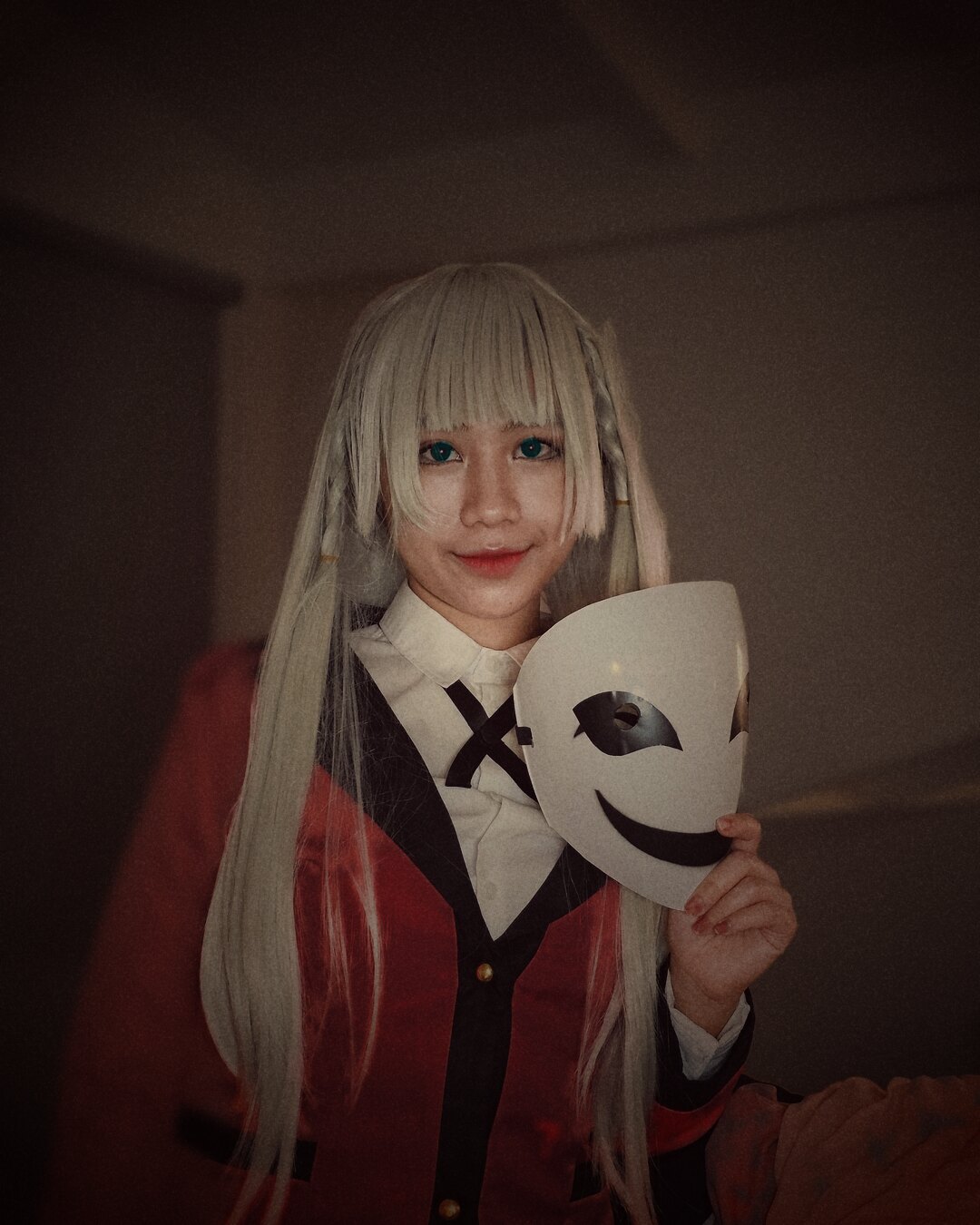 Ririka, mask in hand